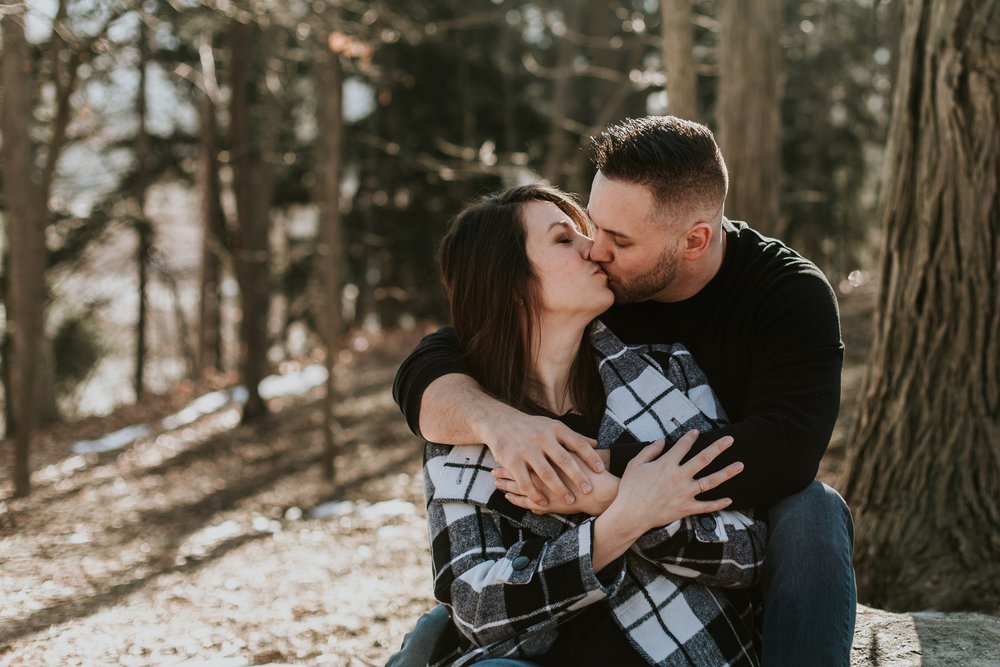 big-kiss-photography-in-the-woods
