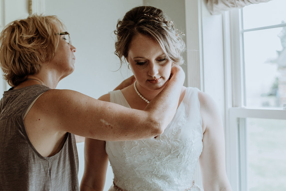 mom-daughter-getting-ready-wedding-photo