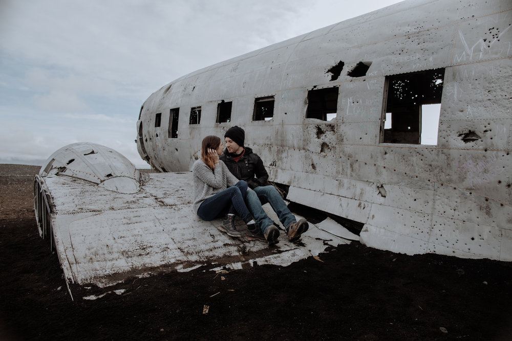 iceland-instragram-couple-on-plane-wreck