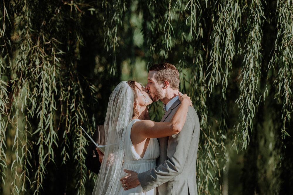 lehigh-valley-wedding-photography-pine-grove-farm-first-kiss