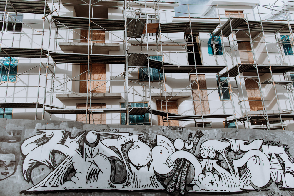 reykjavik-street-photography-scaffolding-graffiti