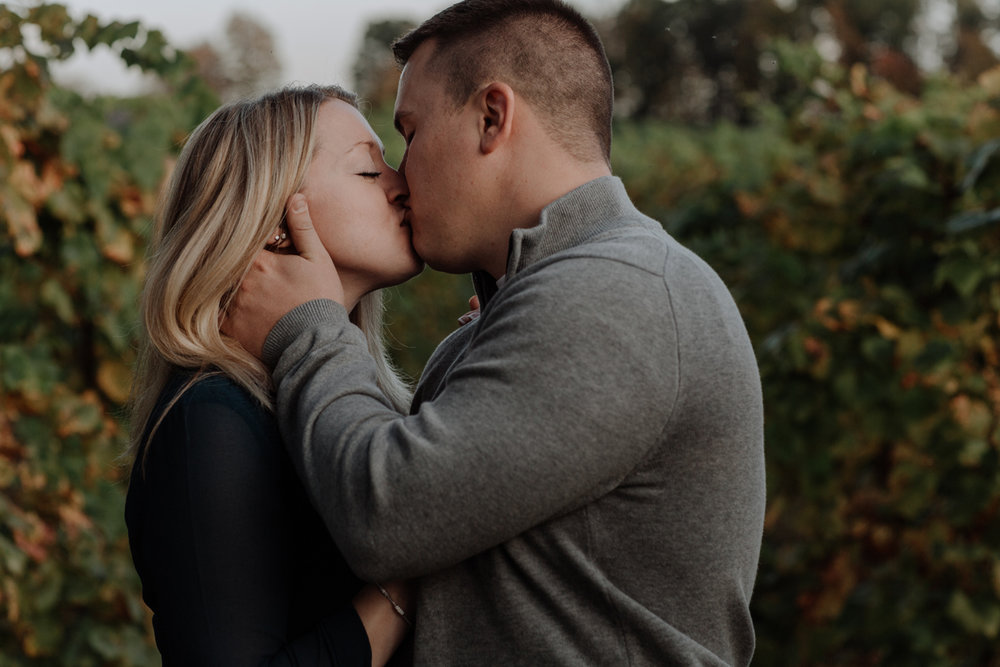 franklin-hill-vineyard-engagement-session-photography-kiss