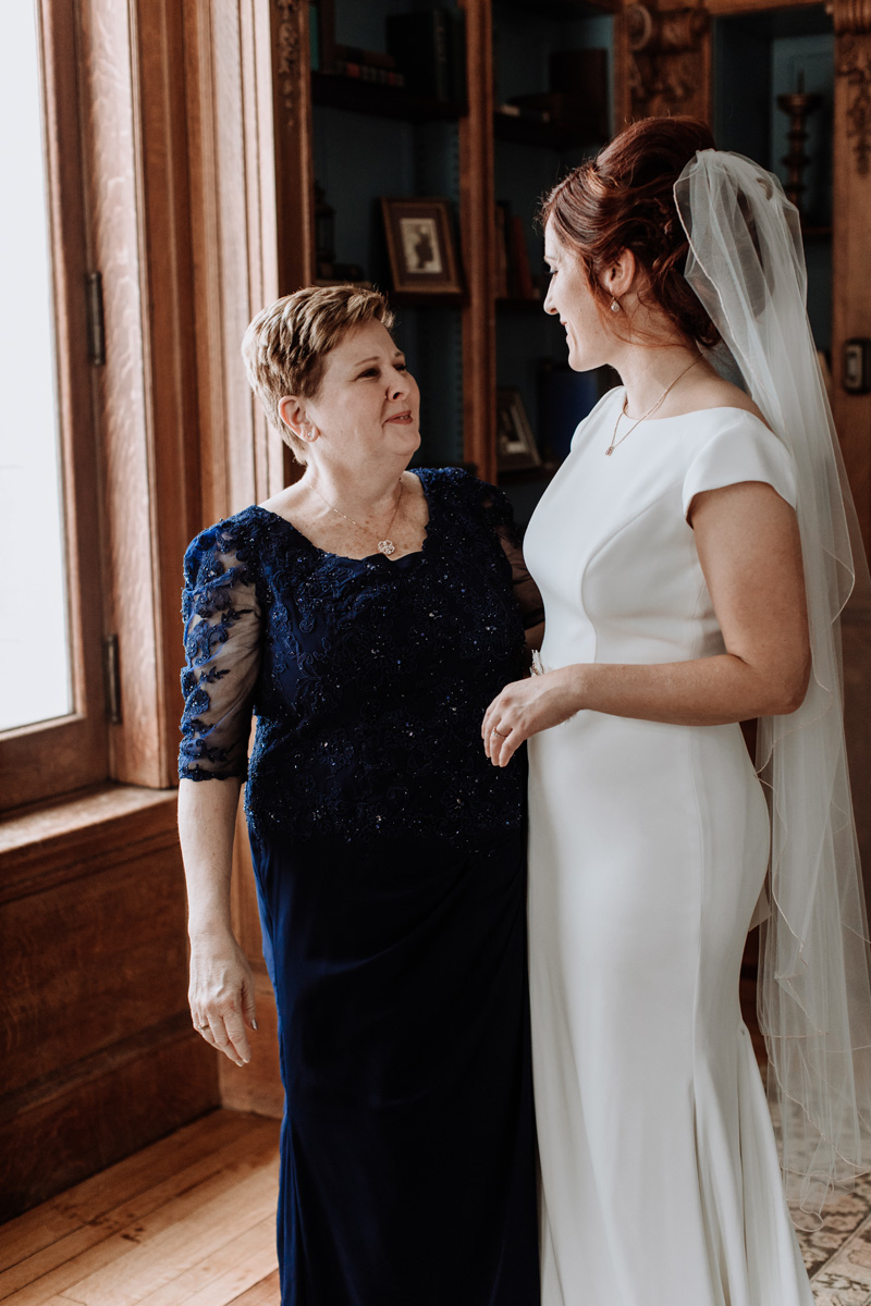 lehigh-valley-wedding-photographer-cairnwood-estate-getting-ready-bride-and-mom