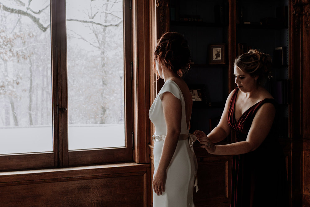 lehigh-valley-wedding-photographer-cairnwood-estate-getting-ready-getting-into-dress-3