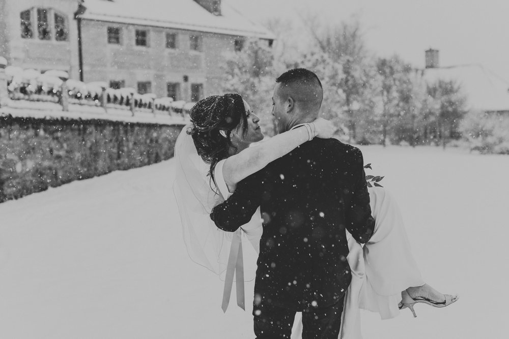 local-lehigh-valley-wedding-photographer-cairnwood-estate-wedding-portraits-snow