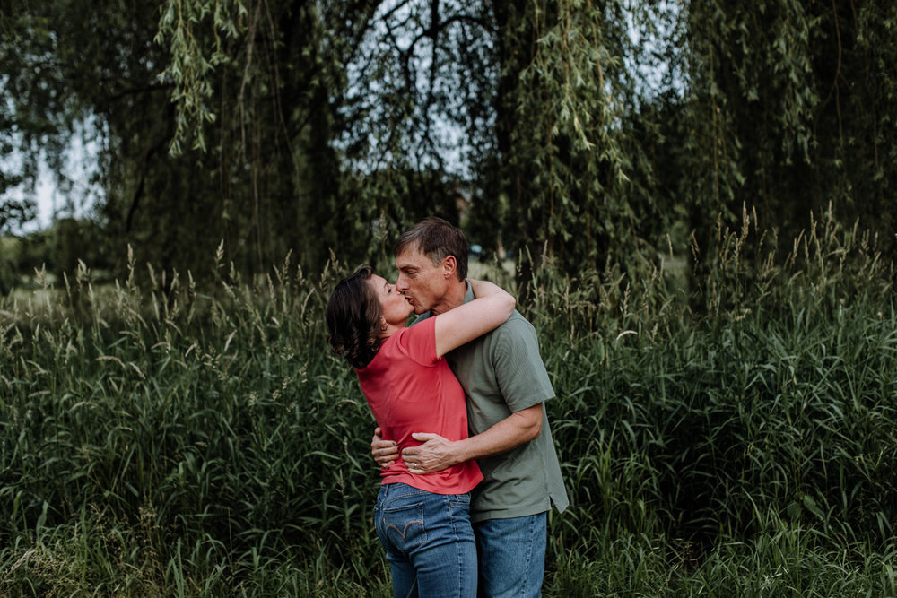 lehigh-valley-photography-allentown-rose-gardens-couple-kiss