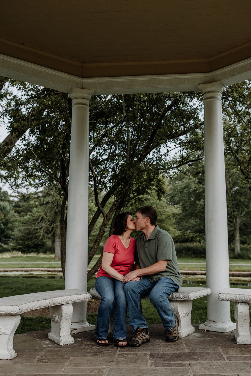 lv-photography-allentown-rose-gardens-couple-2