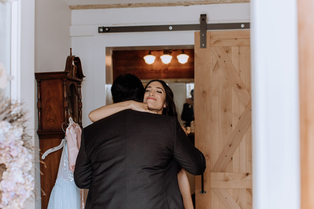 barn-swallow-farm-wedding-father-daughter-first-look-5