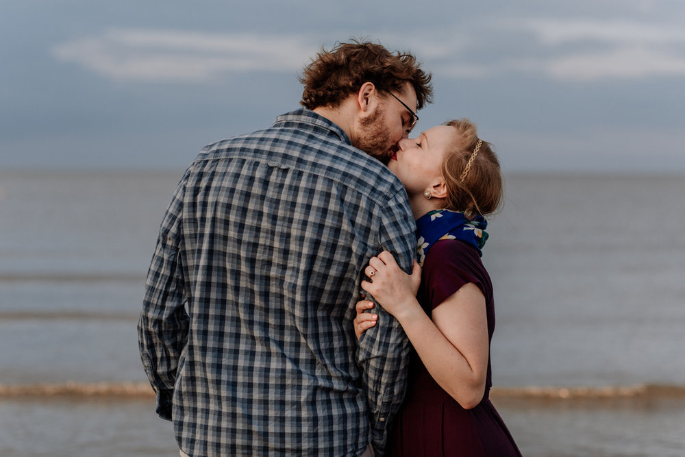 cedar-point-beach-ohio-wedding-photographers-kiss