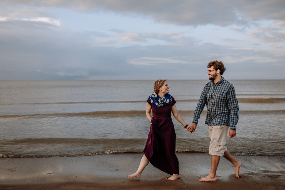 cedar-point-beach-sandusky-ohio-engagement-photography-walk