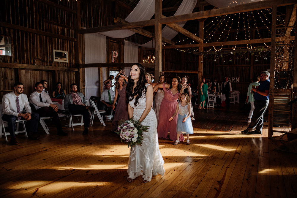 lehigh-valley-photographers-northampton-pa-wedding-bouquet-toss