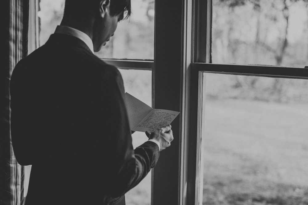 groom-reading-note-from-bride-wedding-photography