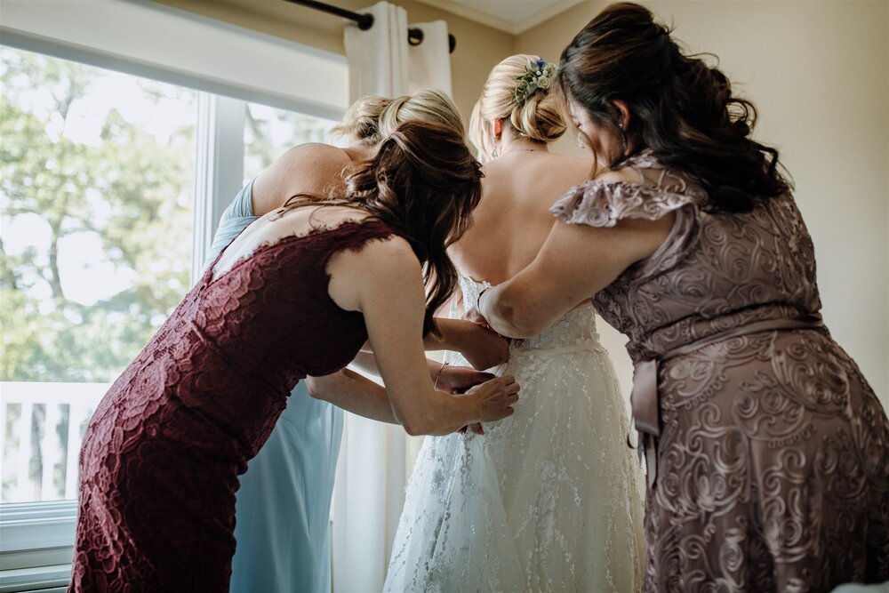 poconos-wedding-bride-getting-ready-3