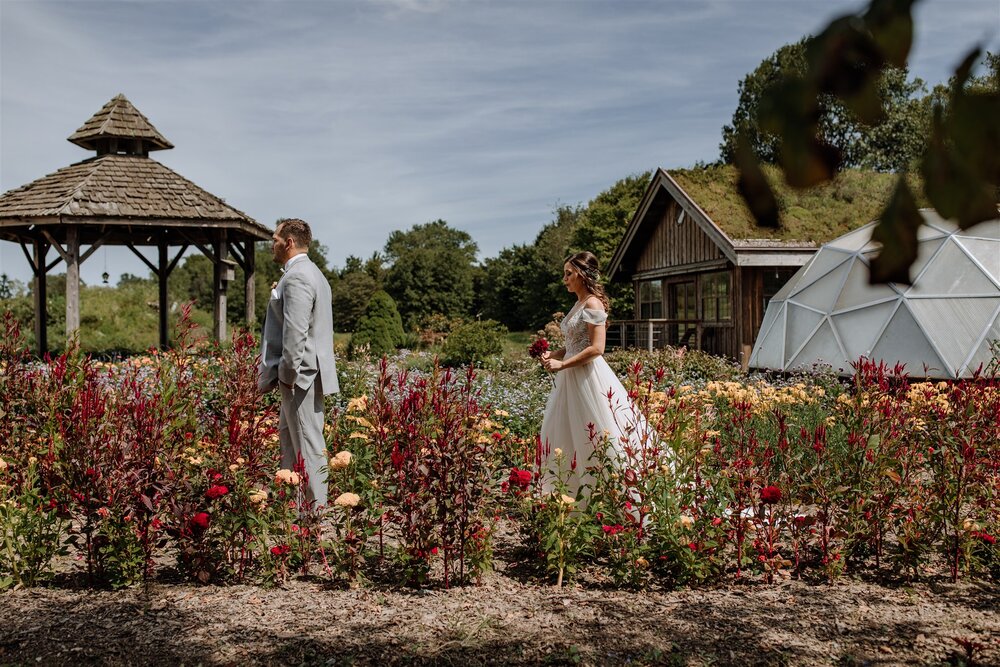 rodale-institute-garden-first-look-wedding